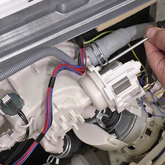 Astianpesukoneen poistopumppu: Irrota ruuvi Astianpesukoneen poistopumppu: Irrota ruuvi